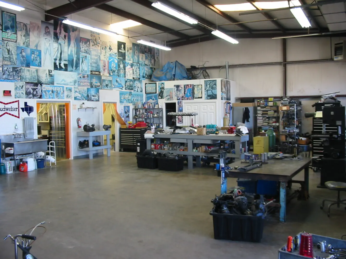 A room filled with lots of work benches and tables.