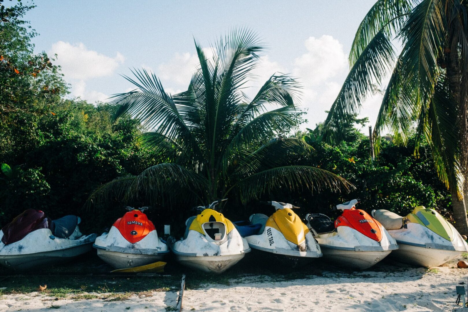 A row of boats sitting on top of the beach.