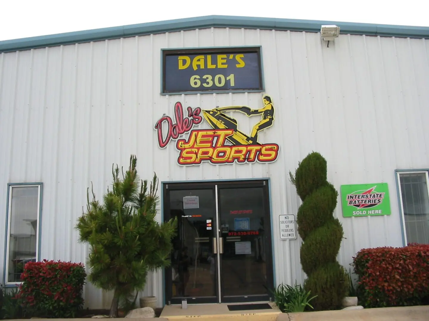 A building with a sign that says dale 's jet sports.